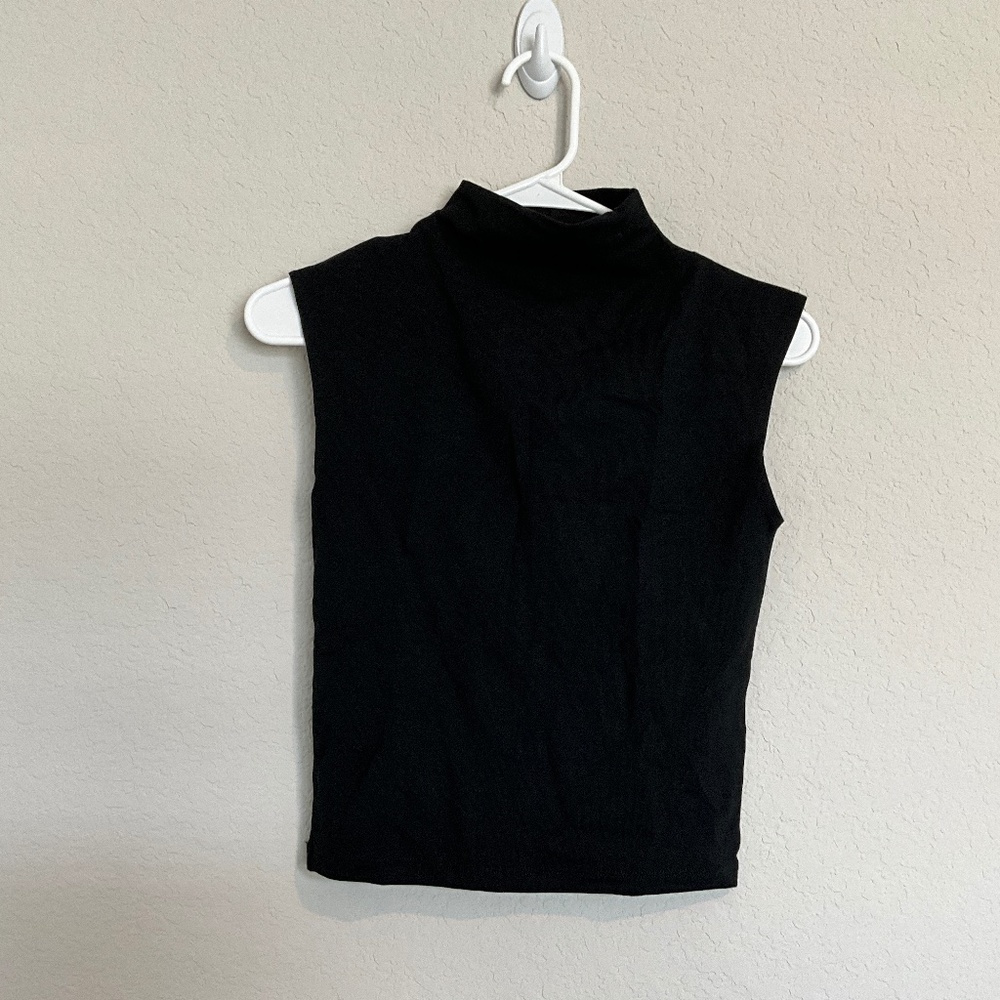 Black funnel neck muscle tee